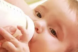 Los peligros de diluir la leche materna o de fórmula